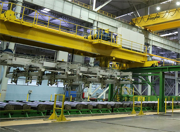 单梁起重机正在操作施工中！